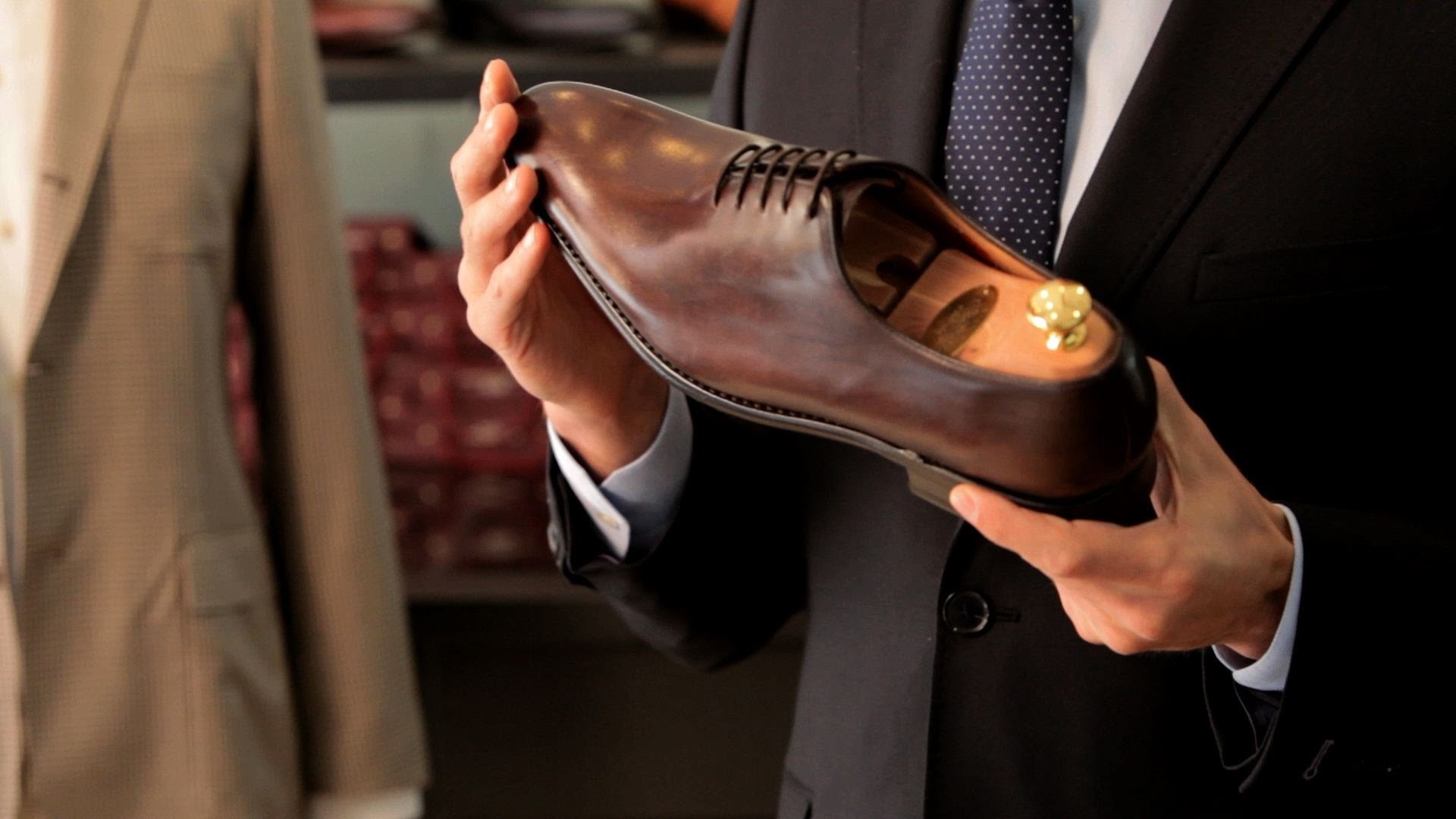 Мужчина выбирает обувь. Мужские туфли в руках. Туфли жмут. Мужская обувь реклама. Мужские ботинки в руках.