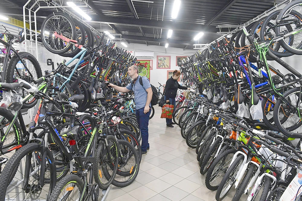 Велосипед со склада в спб дешево. Рынок велосипедов. Велосипеды на базаре. Склад велосипедов. Много велосипедов.